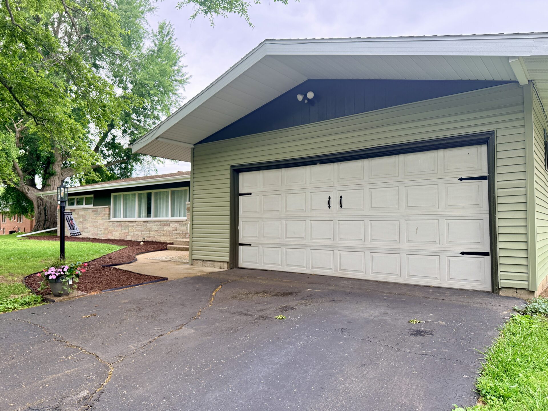 1 Crestwood Dr Carlinville, IL 62626