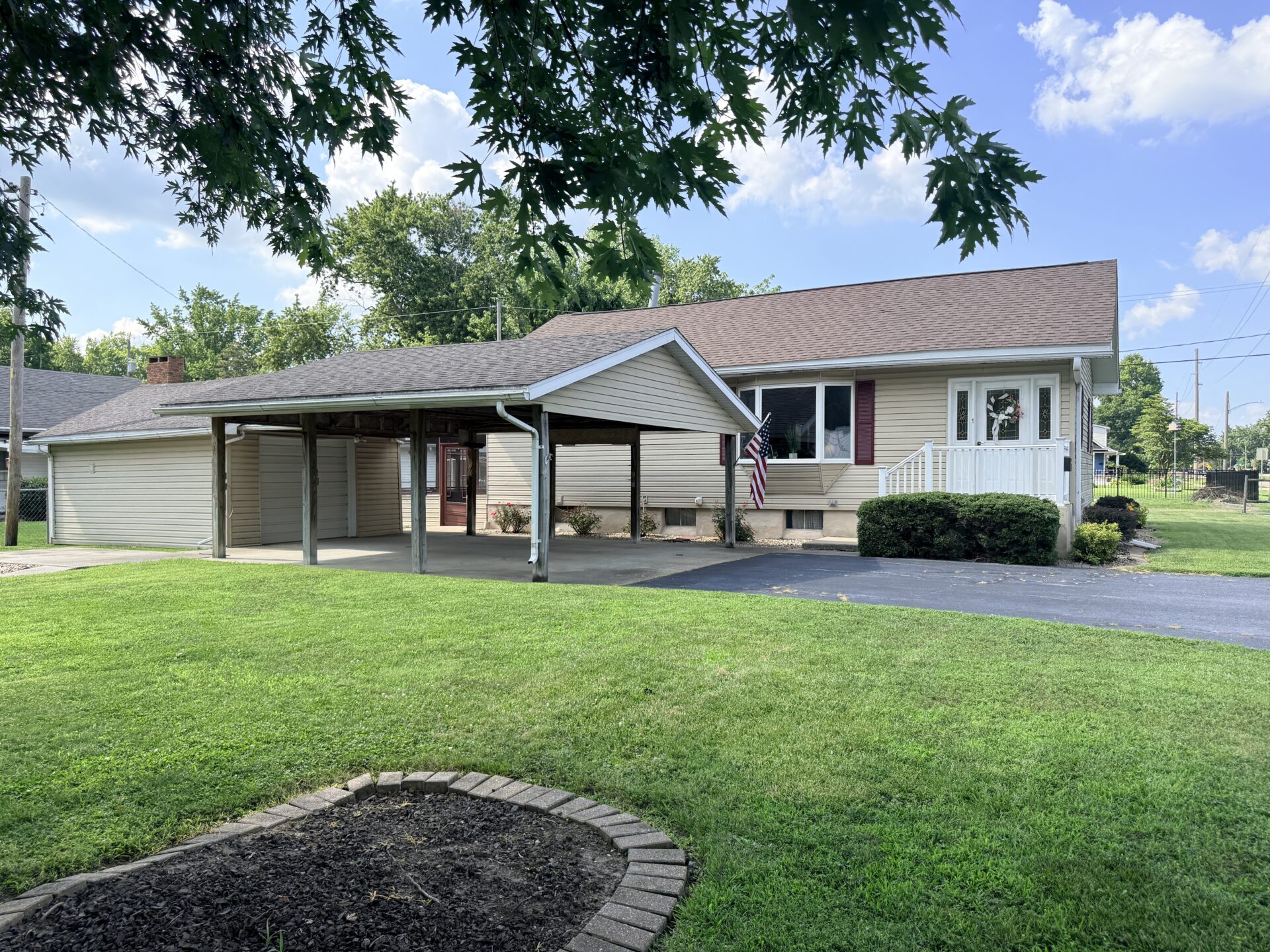 908 Staunton Rd, Gillespie, IL 62633